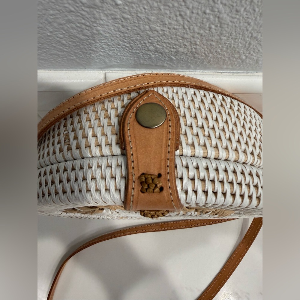 Chic rattan White and Tan Round Bag - Picture 4 of 12